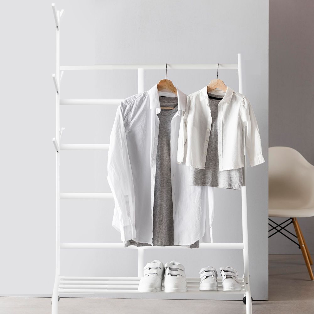 Perchero colgador multiusos con ruedas,  portatil, madera maciza color blanco